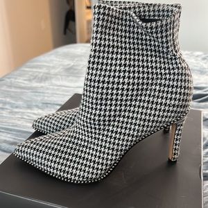 houndstooth ankle bootie 🖤